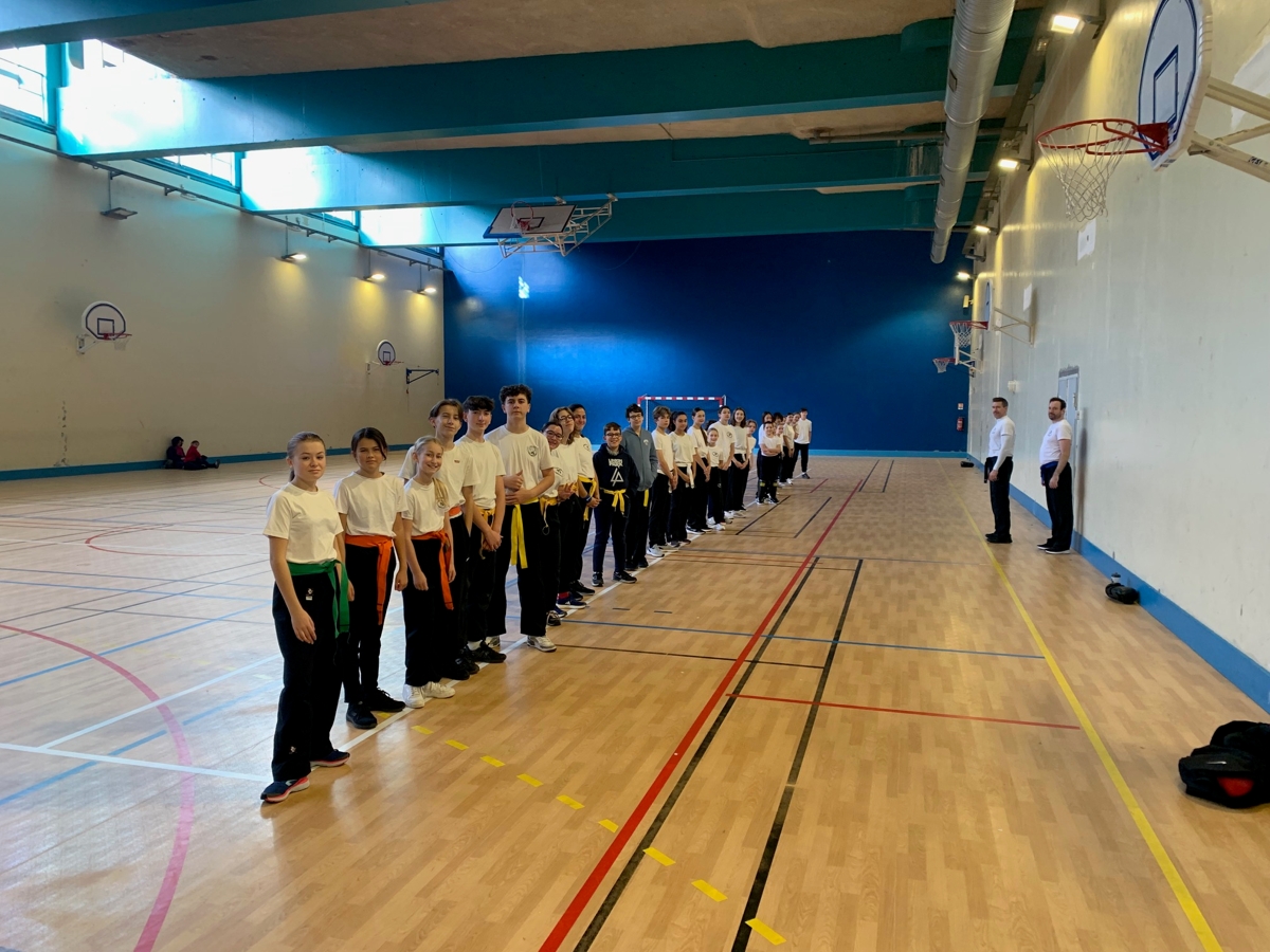 Ambiance cours de Krav Maga à Montrouge : travail en groupe au gymnase Henri Ginoux