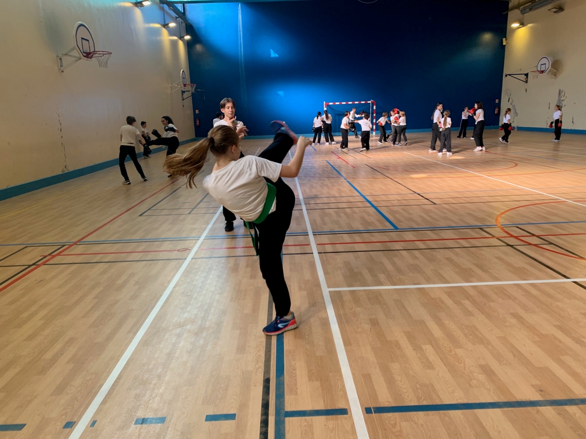 Entraînement Krav Maga à Montrouge : élèves de niveaux variés et consignes de sécurité