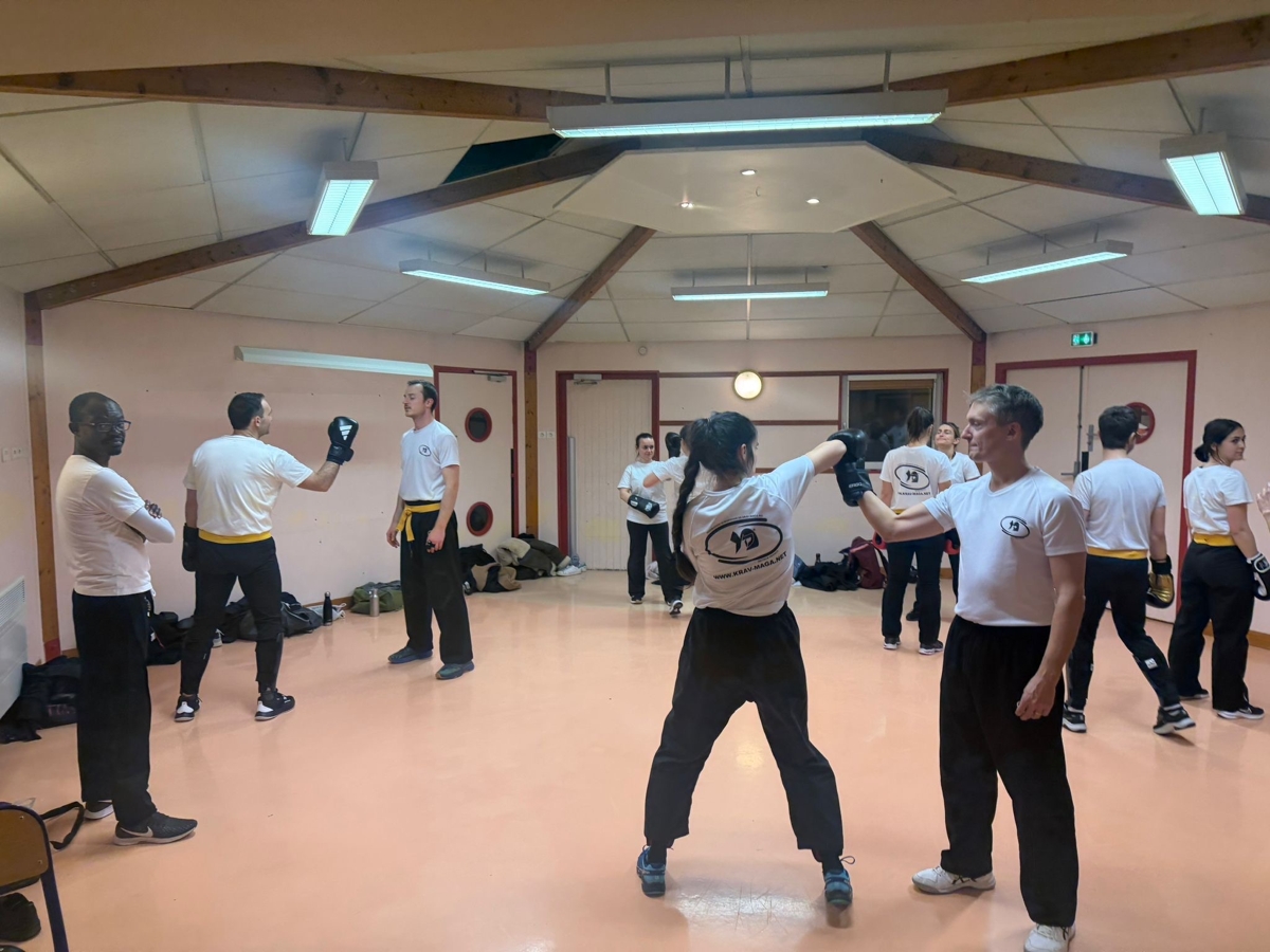 Cours collectif de self-défense à Montrouge : mise en situation contrôlée