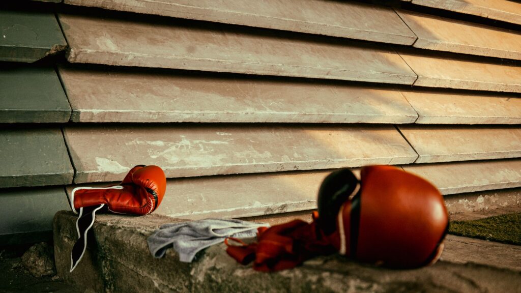 Gants de boxe rouges posés sur des marches en béton