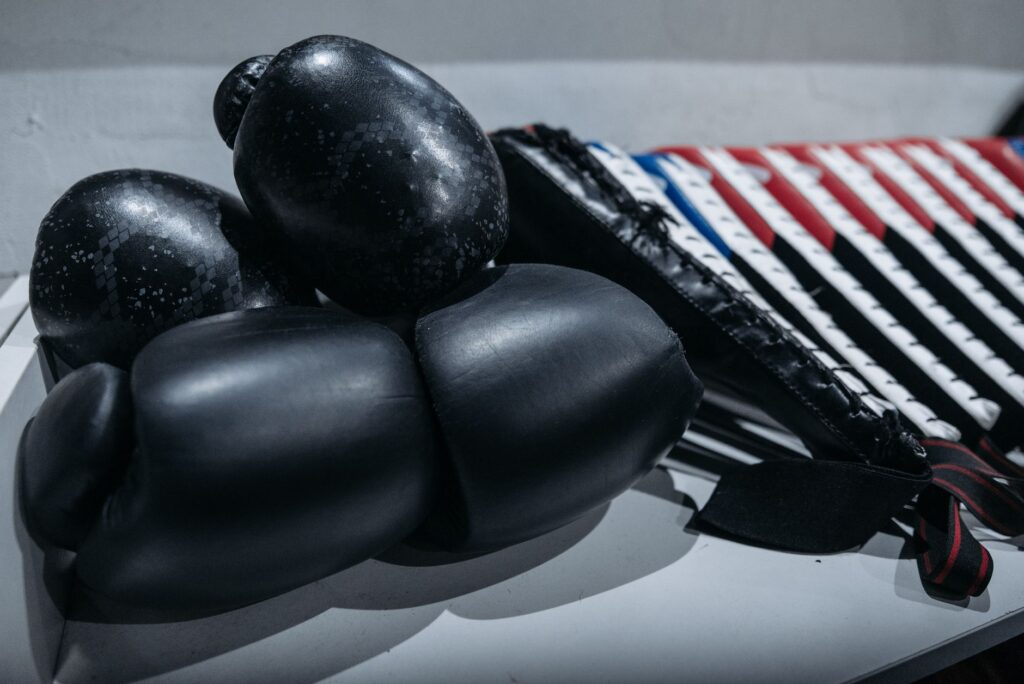 Gants de boxe noirs et bandes posés côte à côte sur une table