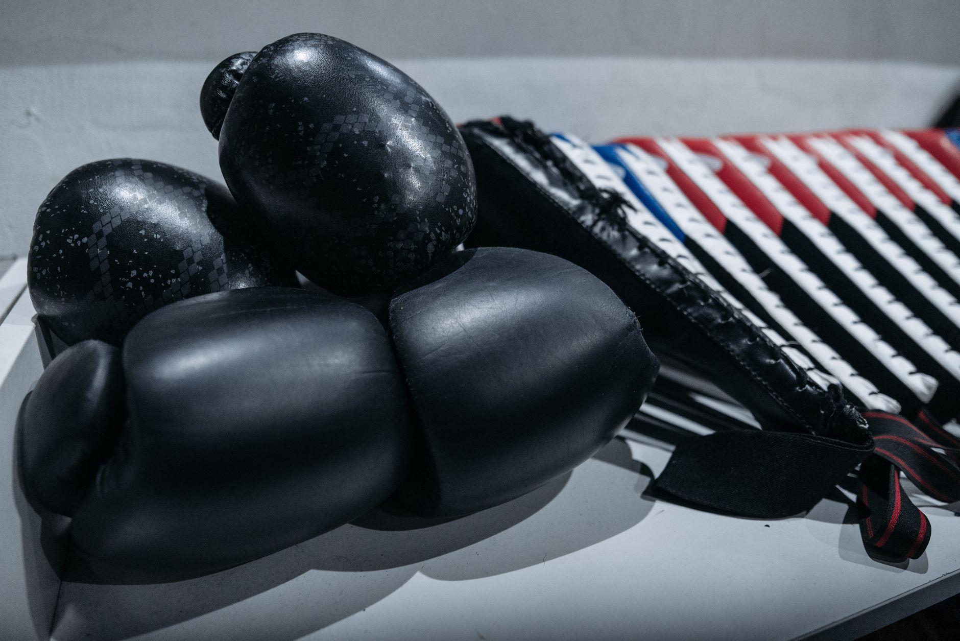 Gants de boxe noirs et bandes posés côte à côte sur une table